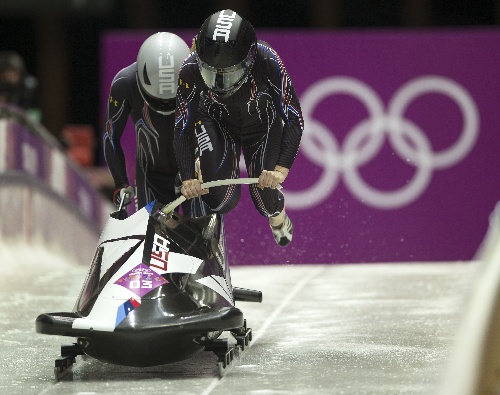 图文:[冬奥会]雪车女子决赛 美国选手比赛中