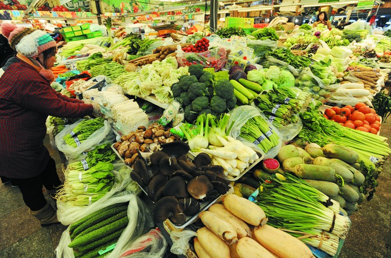 大连路农贸市场的蔬菜入场前都要进行农残检测 记者 王建亮 摄
