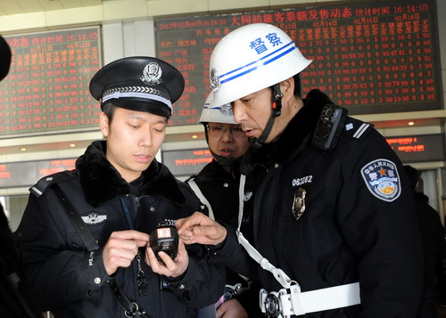 大同铁路公安处督察民警检查一线民警执法记录仪使用情况.