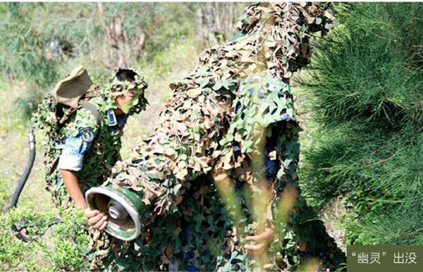中国海军两栖"蛙人"特战队曝光 配有神秘武器