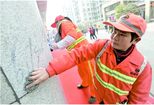 保洁员每日擦两百多个广告 清洁剂烧坏手(图)