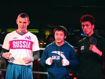 19日下午，三位前奥运金牌得主邹市明（中）、村田谅太（右）和叶戈尔・梅科恩特赛夫亮相澳门金光综艺馆，与广大拳迷见面。