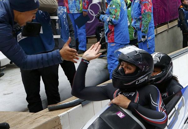 图文:冬奥会雪车女子双人赛 击掌庆祝