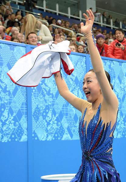 图文:冬奥会女单自由滑 浅田真央致意