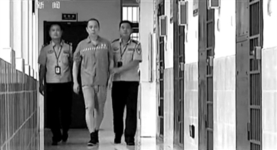 2013年8月，刘汉被捕后接受警方审讯。央视截屏