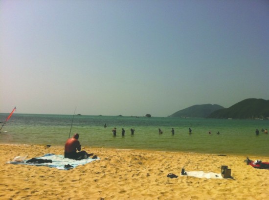 17日，一名银屑病患者在大东海沙滩晒太阳
