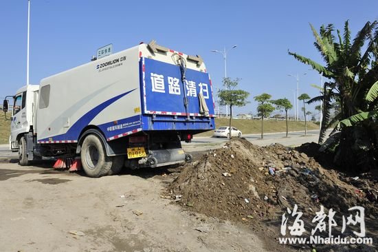 福州东飞环卫清洁车乱倒垃圾 司机:老板叫我倒