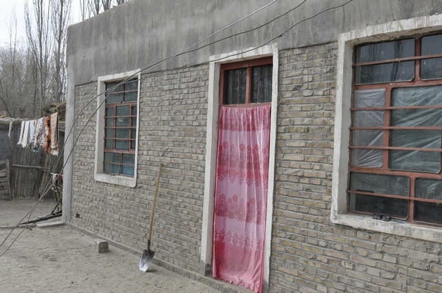 走进新疆地震灾区:灾民盼尽快搬进抗震安居房(组图)