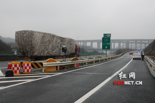 及时铲冰除雪 厦蓉高速解除交通管制恢复正常通车(组图)