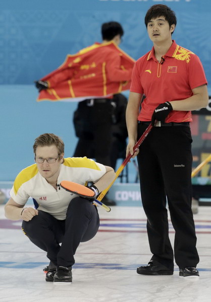 图文:男子冰壶中国VS瑞典 瑞典队在比赛