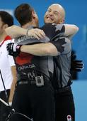 图文：加拿大冰壶男队获得冠军 与队友庆祝胜利