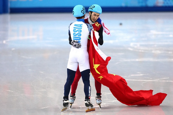 图文:短道男子500米决赛瞬间 武大靖拥抱祝贺