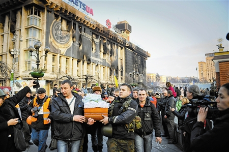 在乌克兰首都基辅独立广场,人们为死难者送灵