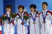 图文：男子5000米接力颁奖仪式 中国队笑容灿烂