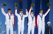 图文：男子5000米接力颁奖仪式 中国队获得铜牌