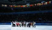 图文：索契冬奥会花滑表演赛 选手向观众致意