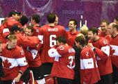 图文：加拿大队获男子冰球冠军 赛后庆祝胜利