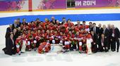 图文：加拿大队获男子冰球冠军 颁奖仪式后合影