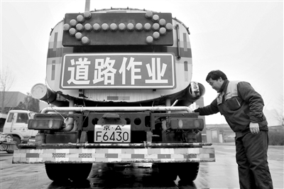 北京水车为治霾延长工作时间 二环路奔走6趟