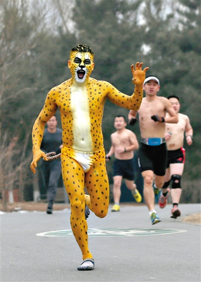 一位装扮成豹子的男士在参加光猪跑。