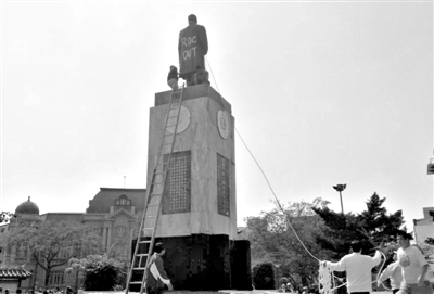 前日，台独团体正准备拉倒铜像。