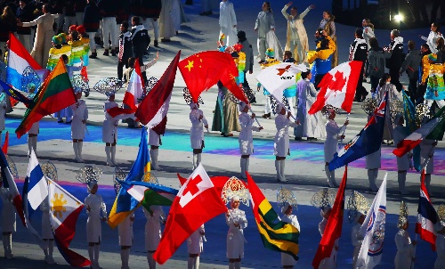 图文:索契冬奥会闭幕式举行 中国国旗飘扬