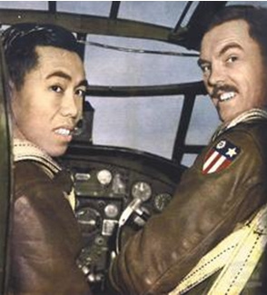“飞虎将军”李学炎（左）抗战时，与美军战友合影于B―25轰炸机驾驶舱内。来源 台湾《联合报》