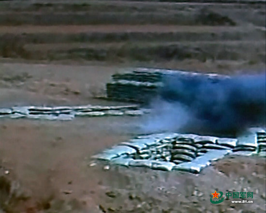 解放军26军训练惊险一幕 手榴弹在身边一米爆