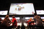 图文：加拿大民众庆祝冰球夺金 大屏幕播放比赛