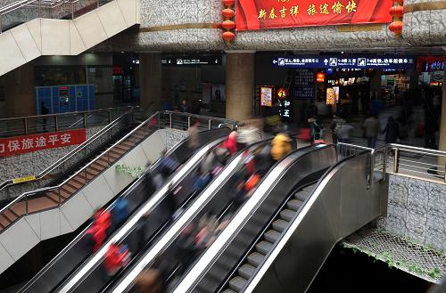 2月24日,旅客在郑州火车站准备进站乘车.当日是2014年春运最后一天.