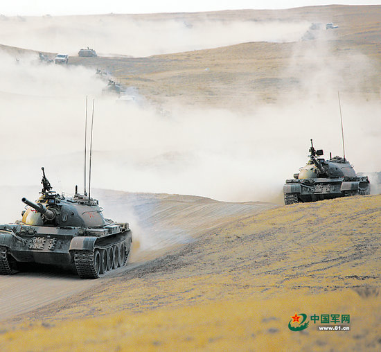 原文配图：北京军区演练中坦克群冲向“敌”阵。