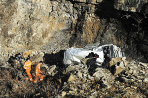 2014年1月15日,禄劝县马鹿塘乡,一辆面包车坠入近百米的山崖,12人遇难