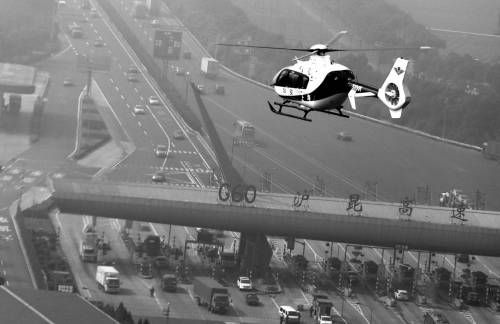 上海:警方出动警务直升机查汽车交通违章