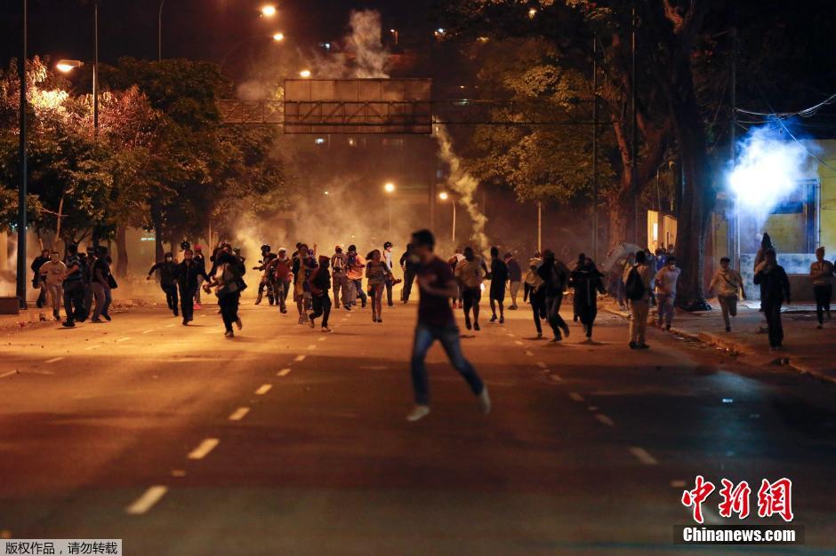 委内瑞拉示威抗议冲突不断 已致13人死亡(组图