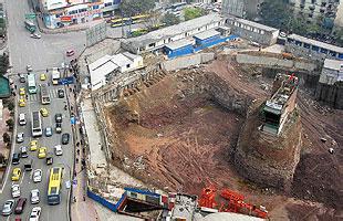 钉子户四周被挖空 盘点各地最牛钉子户(组图)