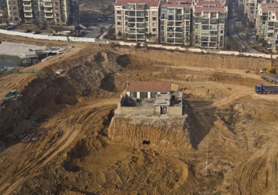 钉子户四周被挖空 盘点各地最牛钉子户(组图)
