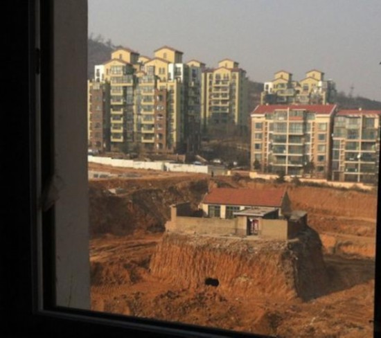 钉子户四周被挖空 盘点各地最牛钉子户(组图)