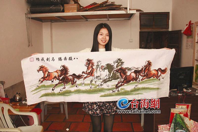 云霄县汀仔洋社区33岁的汤冬英完成了十字绣作品《八骏图——马到成功