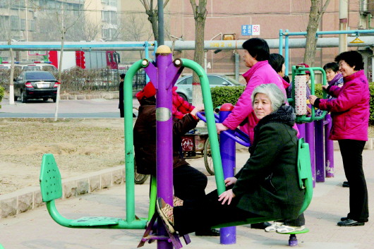 小区健身广场是老年人排遣孤独的好地方.