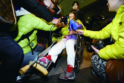 李妮娜坐着轮椅出来，被媒体记者包围 摄/法制晚报记者 杨阳