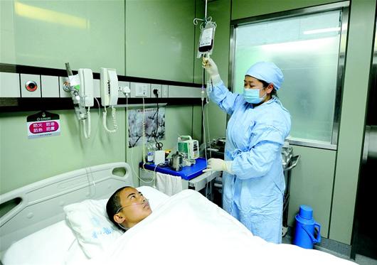 图文:河南女孩在汉成功移植骨髓湖北日报讯图为:医护人员将造血干细胞