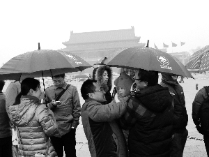 昨天，游客在天安門廣場雨中，小雨驅散了盤踞京城多日的霧霾。首席攝影記者 蔡代征/攝