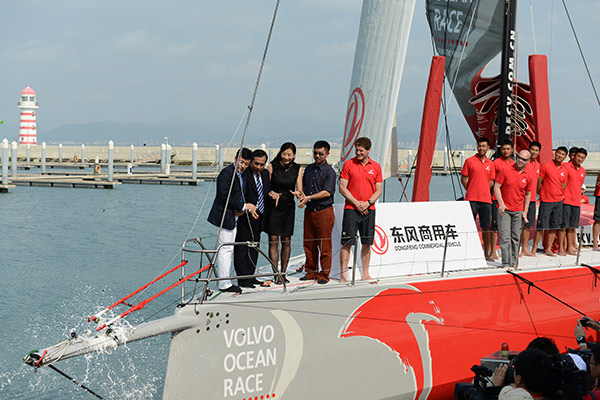 两届奥运会羽毛球女单冠军张宁和中国首位完成单人不间断环球航海壮举的郭川登上东风号，与东风汽车公司副总经理童东城共同在船首敲碎香槟酒瓶