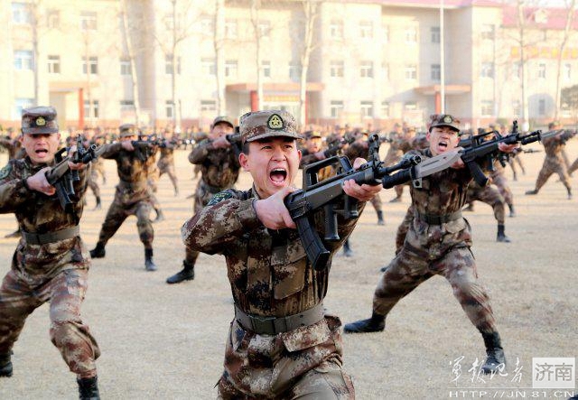 济南军区某摩步团按照真,难,严,实标准,进行军事强化训练.