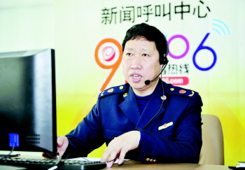济南市工商局企业注册局局长王圣水正在本报