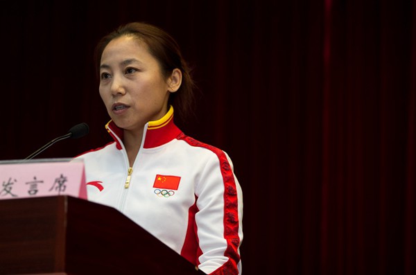 图文:冬奥中国代表团总结大会 教练李琰发言