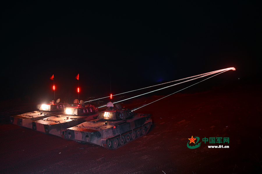 南京军区 曝光/原标题：南京军区某装甲旅组织坦克分队进行夜间教练射击