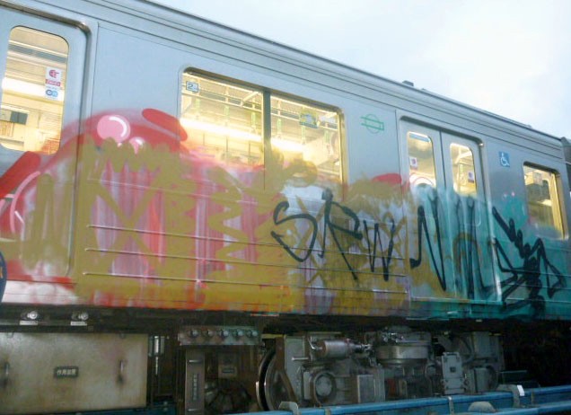 日大阪市地铁车厢频现大面积涂鸦让交通部门苦