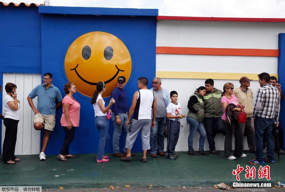 委内瑞拉局势动荡加剧物资短缺 民众排长队买
