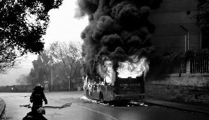 2月28日中午12时10分左右，四川泸州市208路一辆公交车行驶至江阳区六中旁环监站时突然起火燃烧，车上乘客及时疏散，未造成人员伤亡。薛斯威/摄